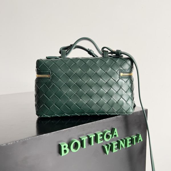 Bo*te*ga ve*ne*ta vanity case crossbody bag