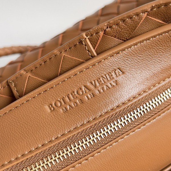 Bo*te*ga ve*ne*ta medium andiamo