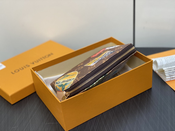 l**is V*t*n cosmetic pouch