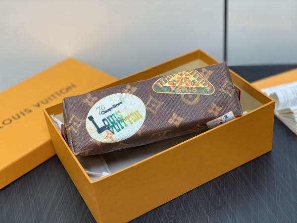 l**is V*t*n cosmetic pouch