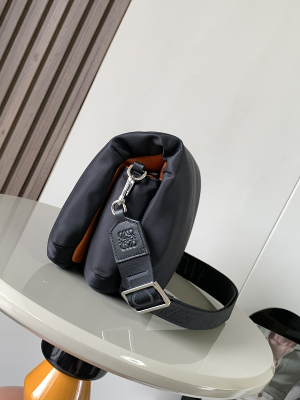 LOEWE Goya Puffer leather shoulder bag-23*17*9CM