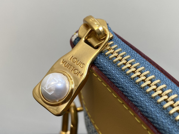 l**is V*t*n pochette to-go-30*21.5*2cm