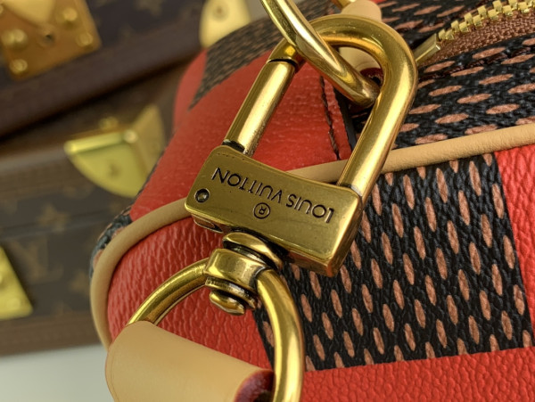 l**is V*t*n chess messenger-24*24*8cm