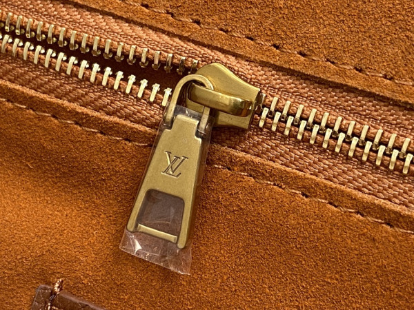 l**is V*t*n soft twist-27*19*9cm