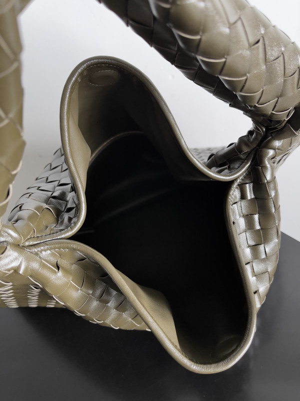 Bo*te*ga ve*ne*ta large hop