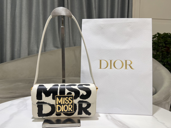 miss D*or flap bag