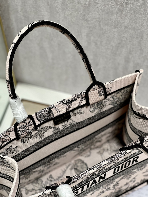 medium D*or book tote