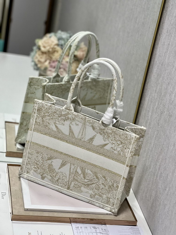 medium D*or book tote