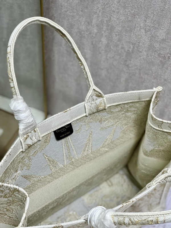 large D*or book tote