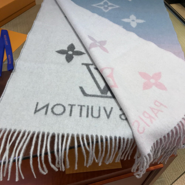 l**is V*t*n reykjavik gradient scarf