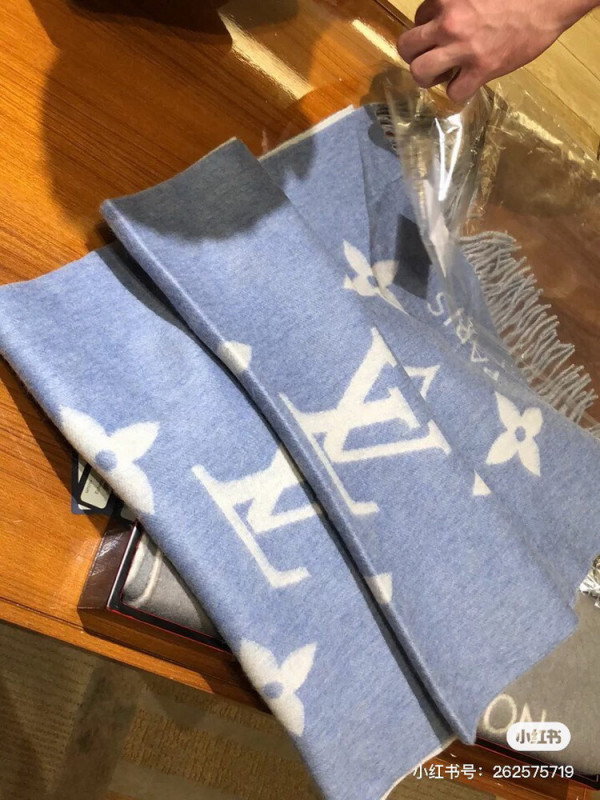 l**is V*t*n reykjavik scarf